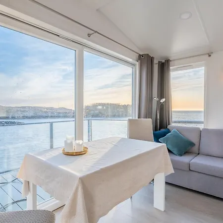 Seaside Apartment Henningsvaer